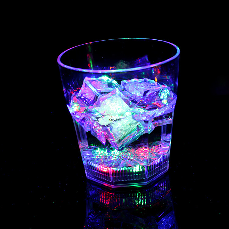 Cruz-frontera colorido cambio de color flash Copa LED octogonal whisky luminoso vino vidrio KTV bar partido atmósfera apoyos