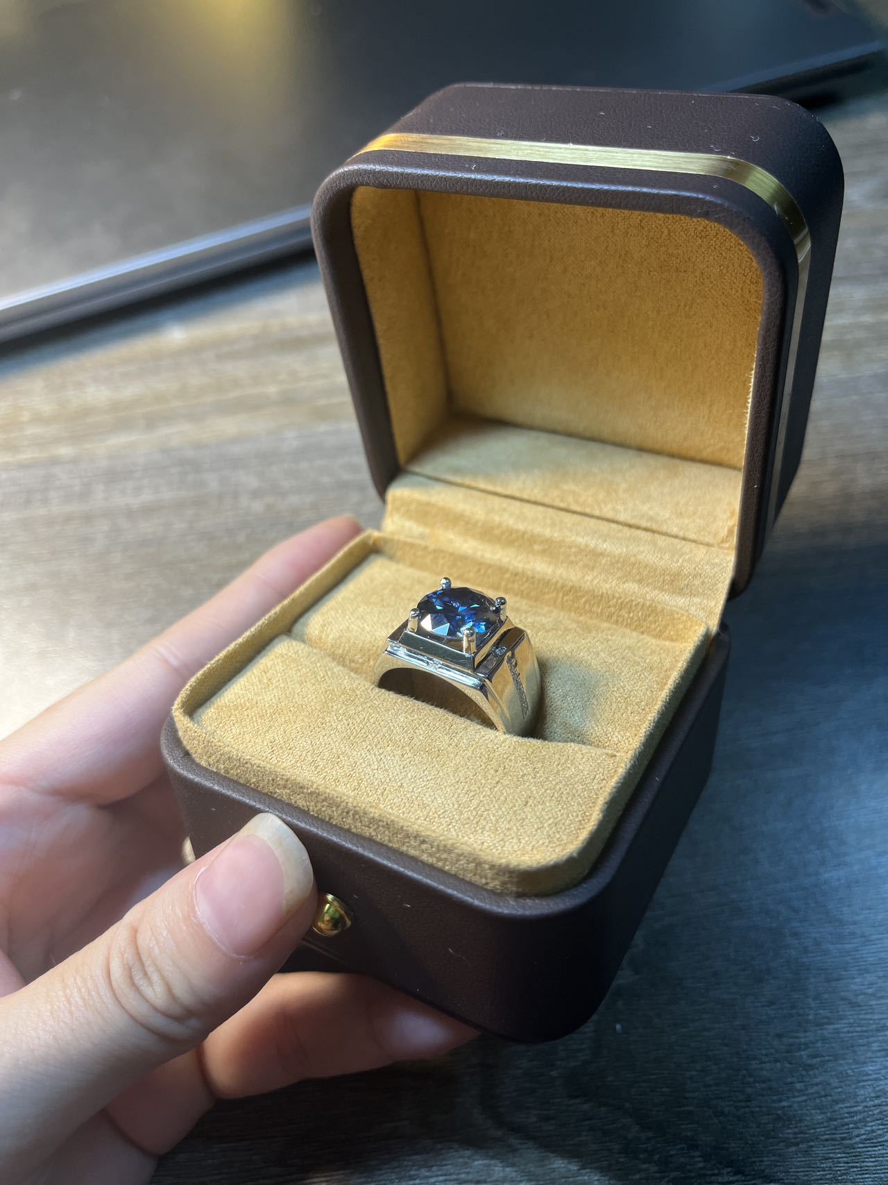 Anillo de hombre rojo Europa y los Estados Unidos nuevo 925 plata esterlina perforación de simulación de aire rociado arena moissanita gran anillo de hombre fábrica directa