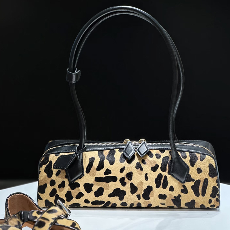 Fashionable Women's Leopard Print Baguette Bag, Niche Retro Underarm Shoulder Bag, High-End Spotted Long Bag - Thumbnail 3