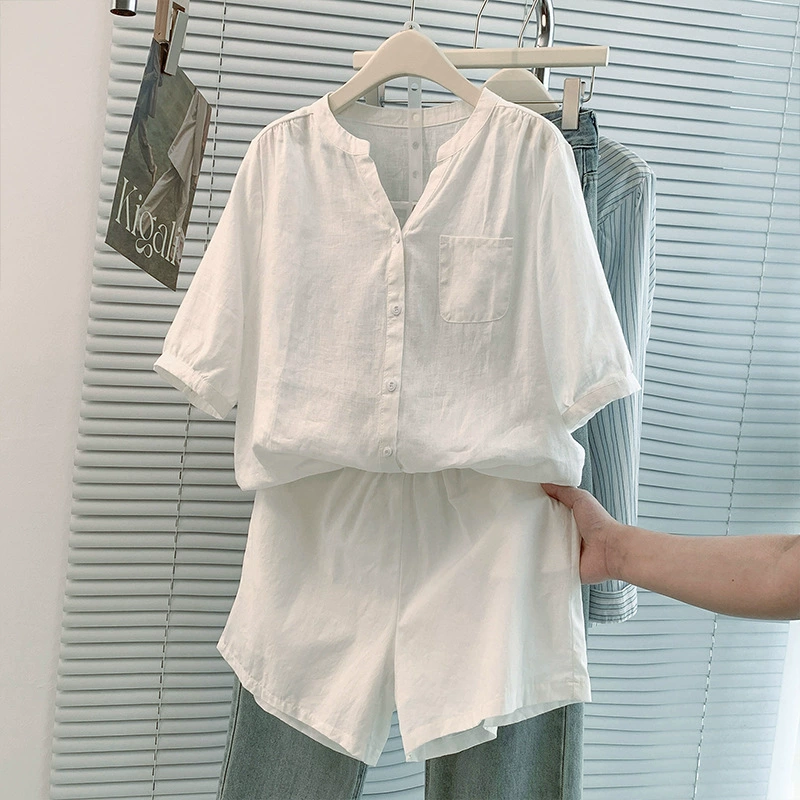 Настоящий снимок комплекта для отдыха, летней легкой рубашки из рами и шорт, комплект из двух предметов.