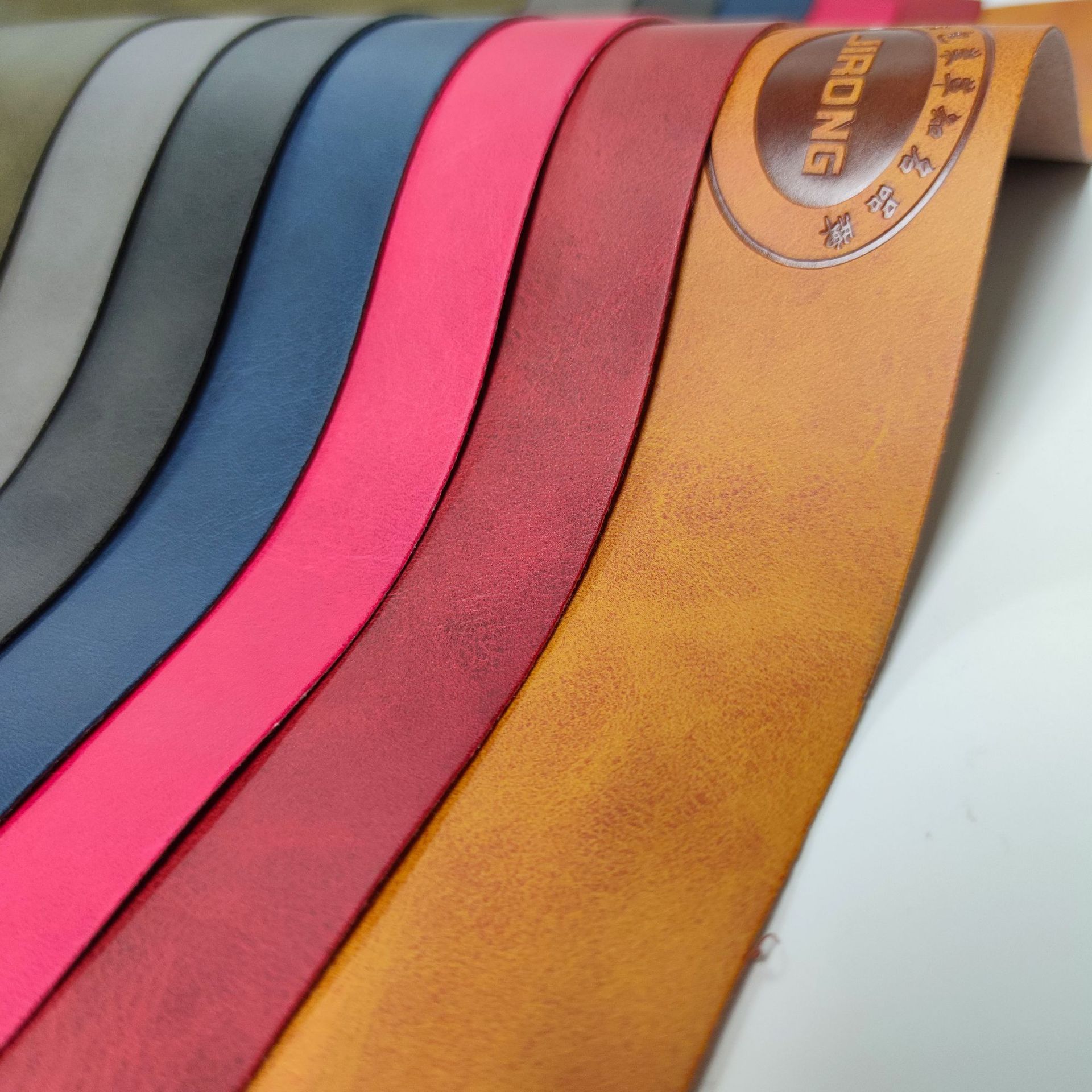 R75双色小牛纹热压变色手机皮套礼盒书籍封面装帧人造革压变PU