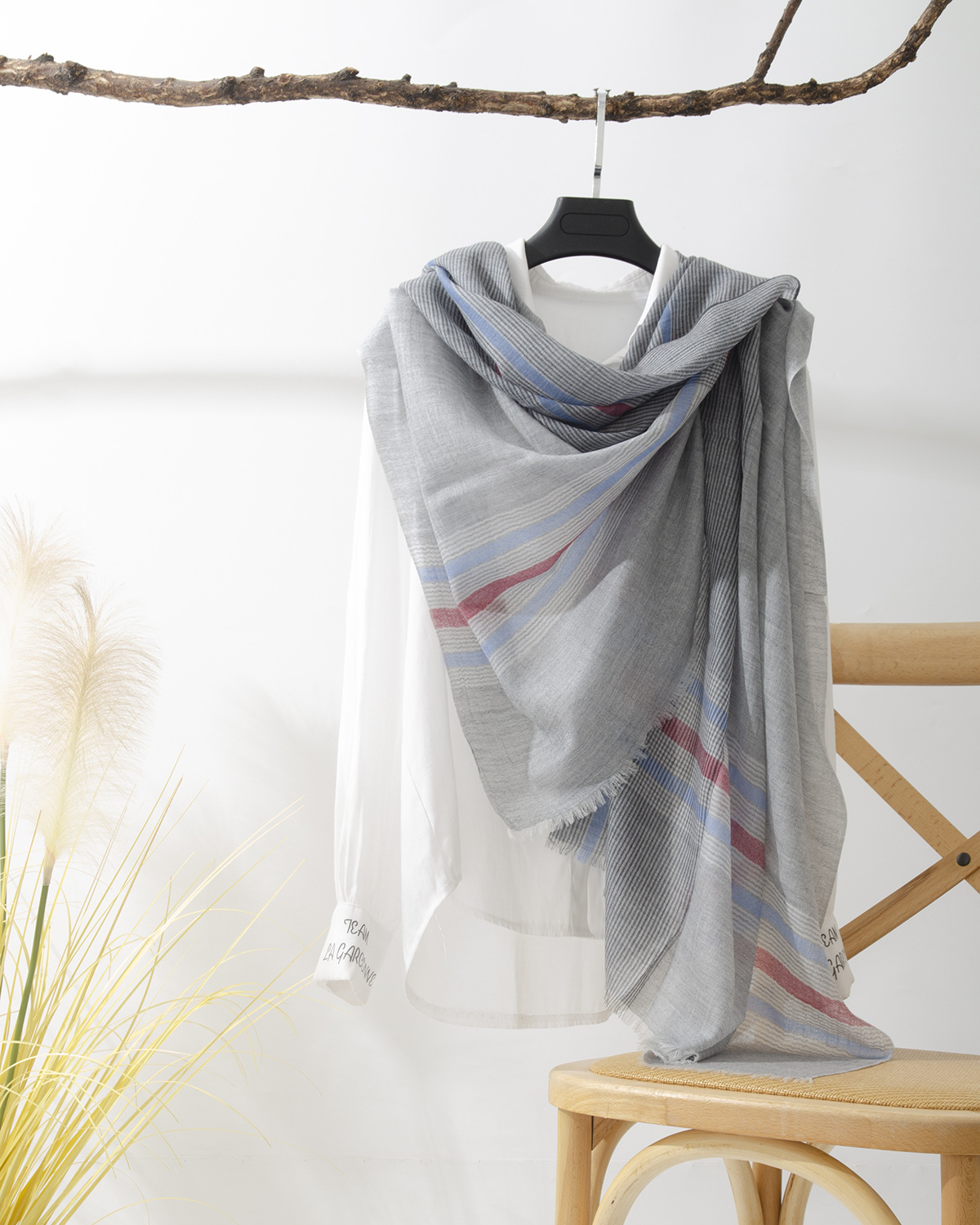 Fábrica de cachemira de Mongolia Interior Hombros solubles en agua Lana teñida en hilo Bufanda ligera Chal Tops Colisionando Ladies