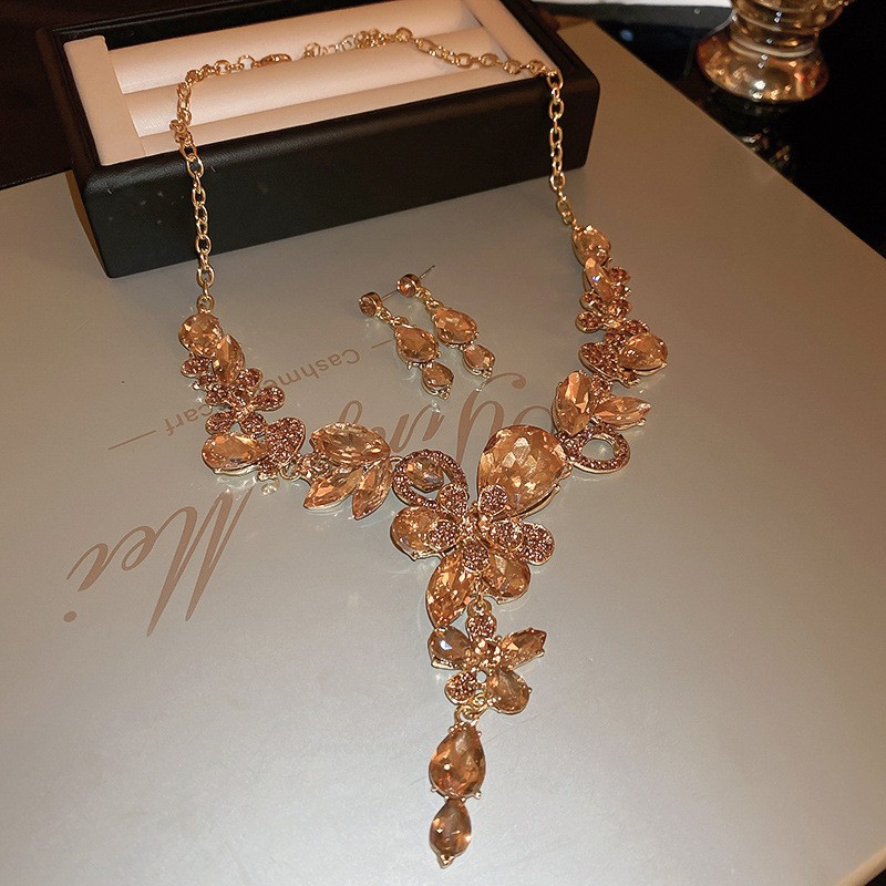 Collar de aretes cuadrados con incrustaciones de diamantes de dos piezas de moda, lujo ligero, collar de alta gama, temperamento exquisito, conjunto de joyas de todo fósforo
