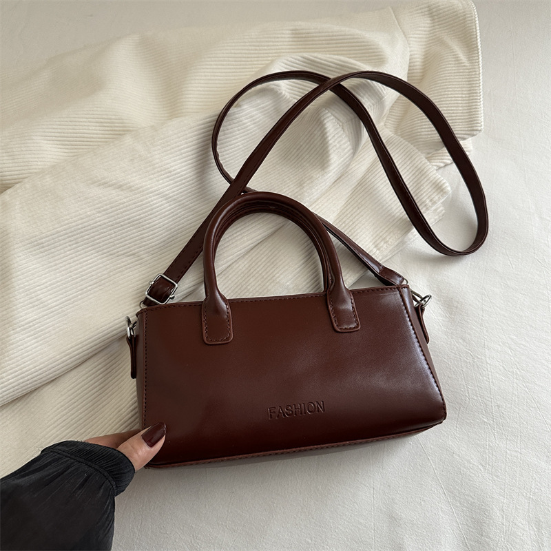 Bolso cuadrado pequeño simple de mano 2025 primavera y verano nuevo estilo bolso de hombro de moda de alta gama versión coreana bolso de mensajero de nicho femenino