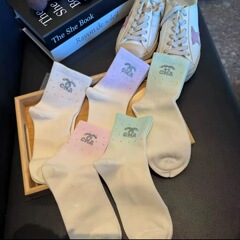 2025巨美のグラデーション色の甘い香りの風はドリルを熱くして個性の洋気の通気性の快適な綿の靴下を着ることができます。