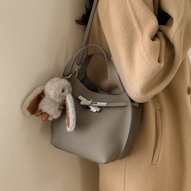 Bolsa de cubo de mano para mujeres 2025 nuevo otoño invierno retro bolso de hombro Kelly sensación de alta calidad de trabajo viaje mochila