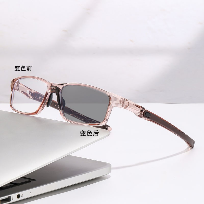 Photochromic myopia glasses