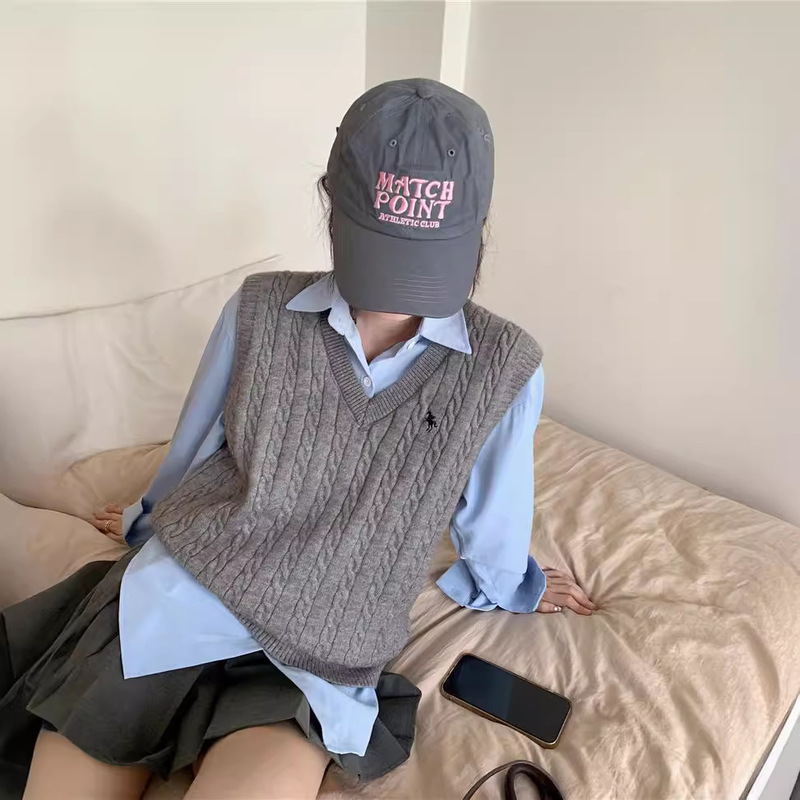 学院風ニットは袖なしの刺繍のベストを編んでいます。|undefined