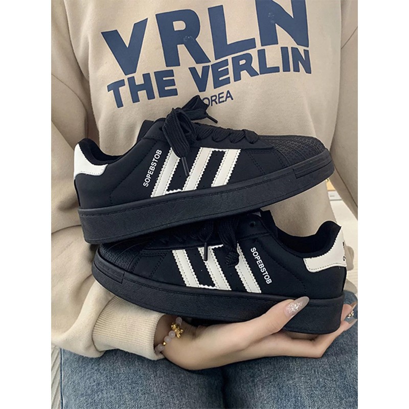 Zapatos blancos de cabeza de concha para mujeres 2025 primavera nuevos zapatos de plancha en línea rojo explosivo zapatos deportivos casuales