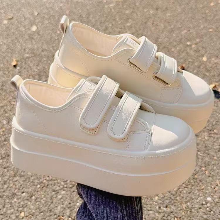 Nicho de estudiantes primavera 2025 cuero velcro zapatos blancos para mujeres nuevos zapatos de diseño muffin bonito bonito zapatos de pan chic
