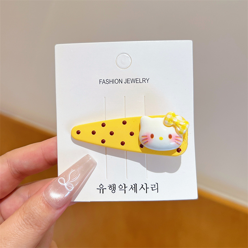 노란색 물방울 무늬 고양이