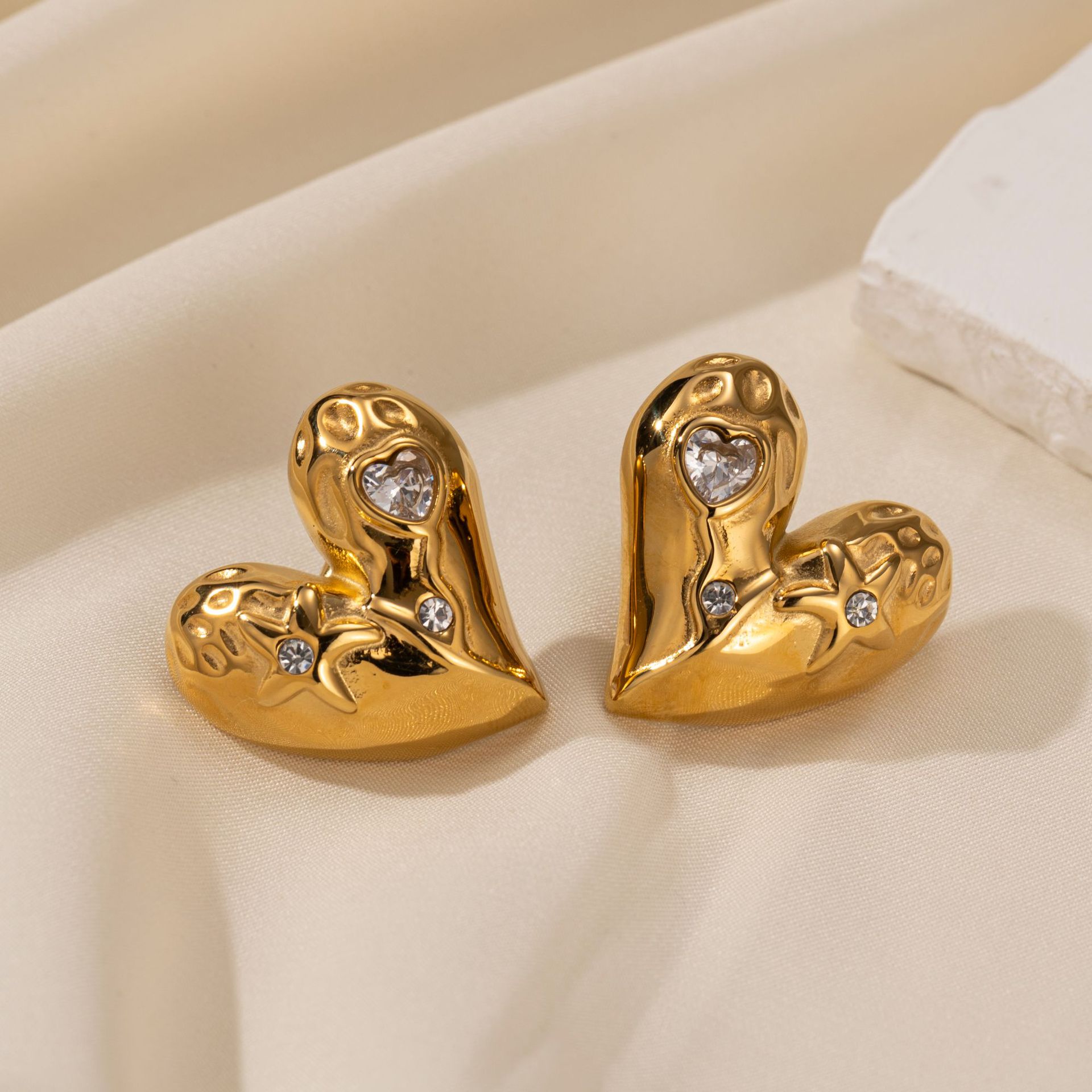 Taina Europa y los Estados Unidos pernos de acero inoxidable para mujeres no se desvanecen, pernos de zircón en forma de corazón, joyería de venta caliente transfronteriza