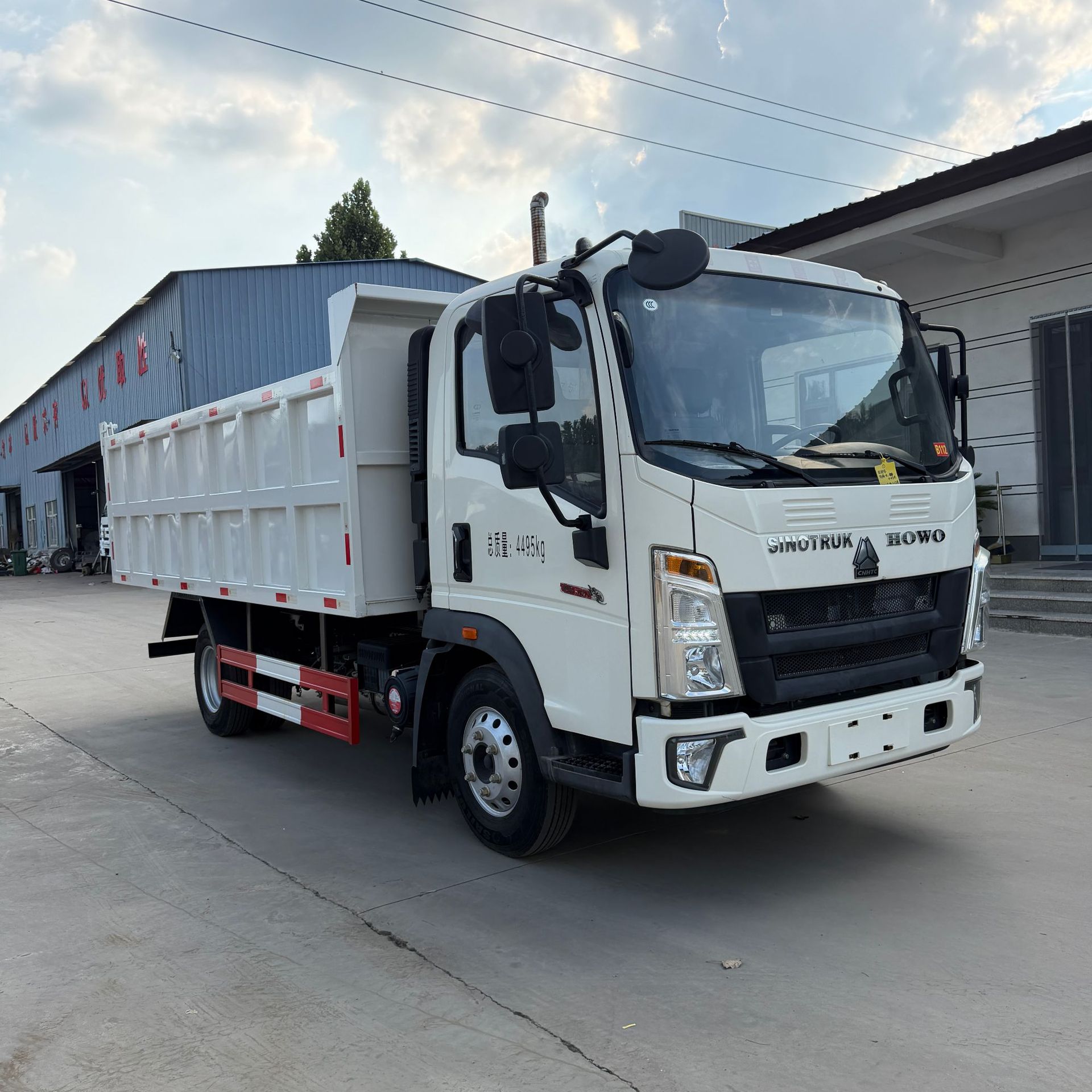 Howo 4x2 single-axle dump truck, exported to African construction sites, hydraulic dump truck for transporting rubble and soil