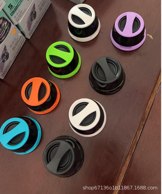 Bluetooth de absorción magnética luz de atmósfera portátil RGB inalámbrica ventosa altavoz pesado fábrica de subwoofer colorido 5 vatios