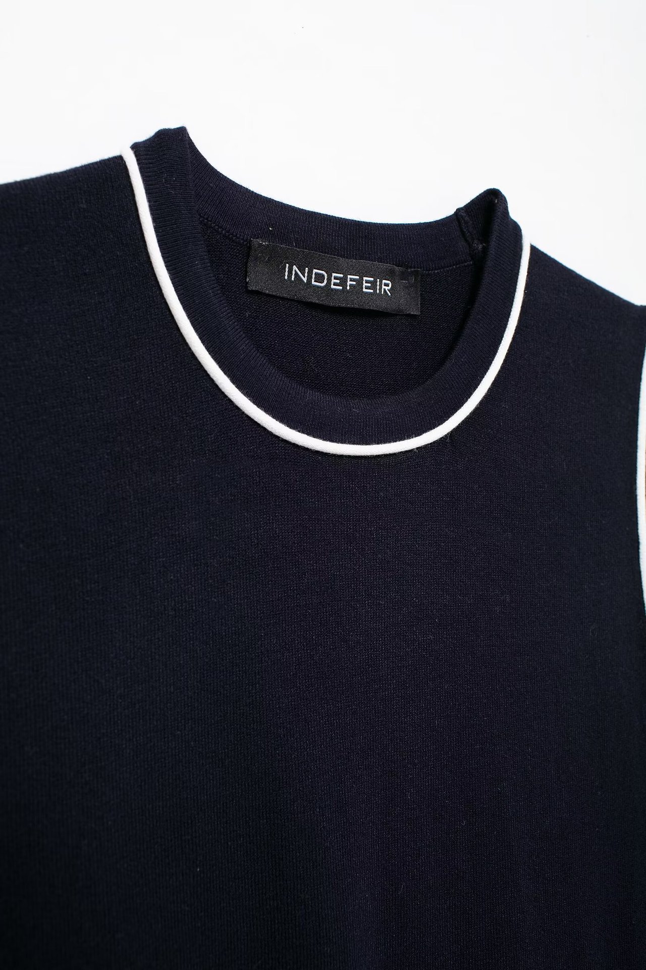 Vêtements pour cheveux extérieurs 2024 été nouvel article haut à aiguille plate à bordure de couleur contrastante pour femmes_voghion.com