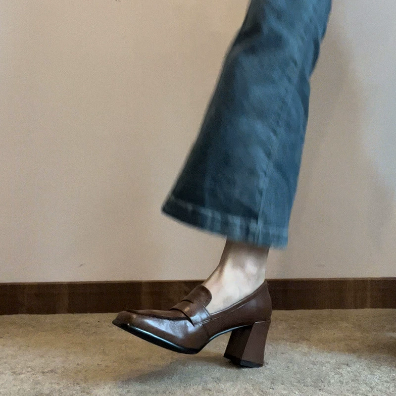 Женские туфли на массивном каблуке на высоком каблуке, новые черные лоферы в британском стиле, элегантные однослойные туфли с квадратным носком, осень 2023 года