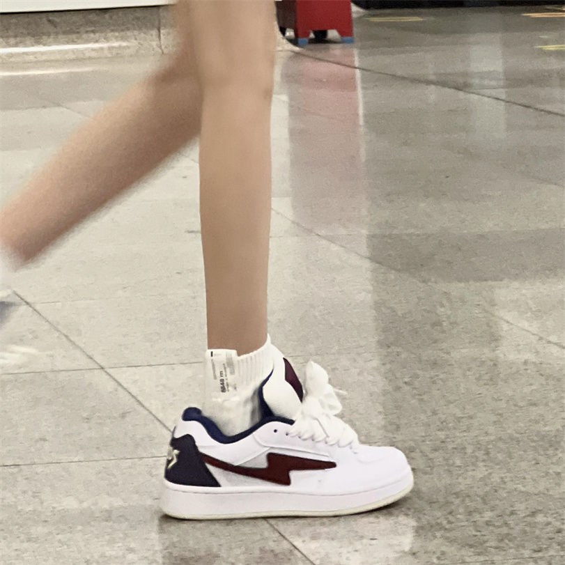 Zapatos blancos de suela gruesa para mujeres 2025 verano nuevo estilo de malla transpirable moda versátil ligero aumento de altura zapatos deportivos casuales