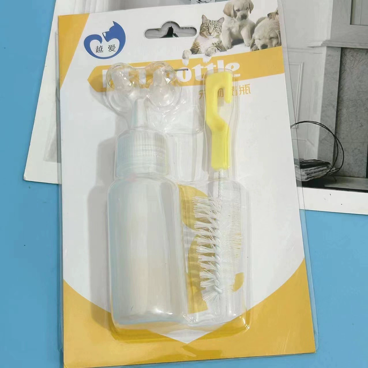 Бутылка для домашних животных, которая только что родилась, чтобы кормить кошек, щенков, собак, один месяц