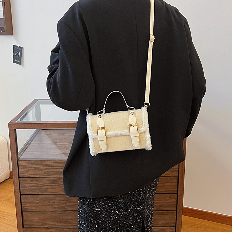 Costura de felpa moda bolso rojo neto 2023 nuevo versátil estilo coreano hombro mensajero bolsa pequeña bolsa cuadrada ESTILO OCCIDENTAL