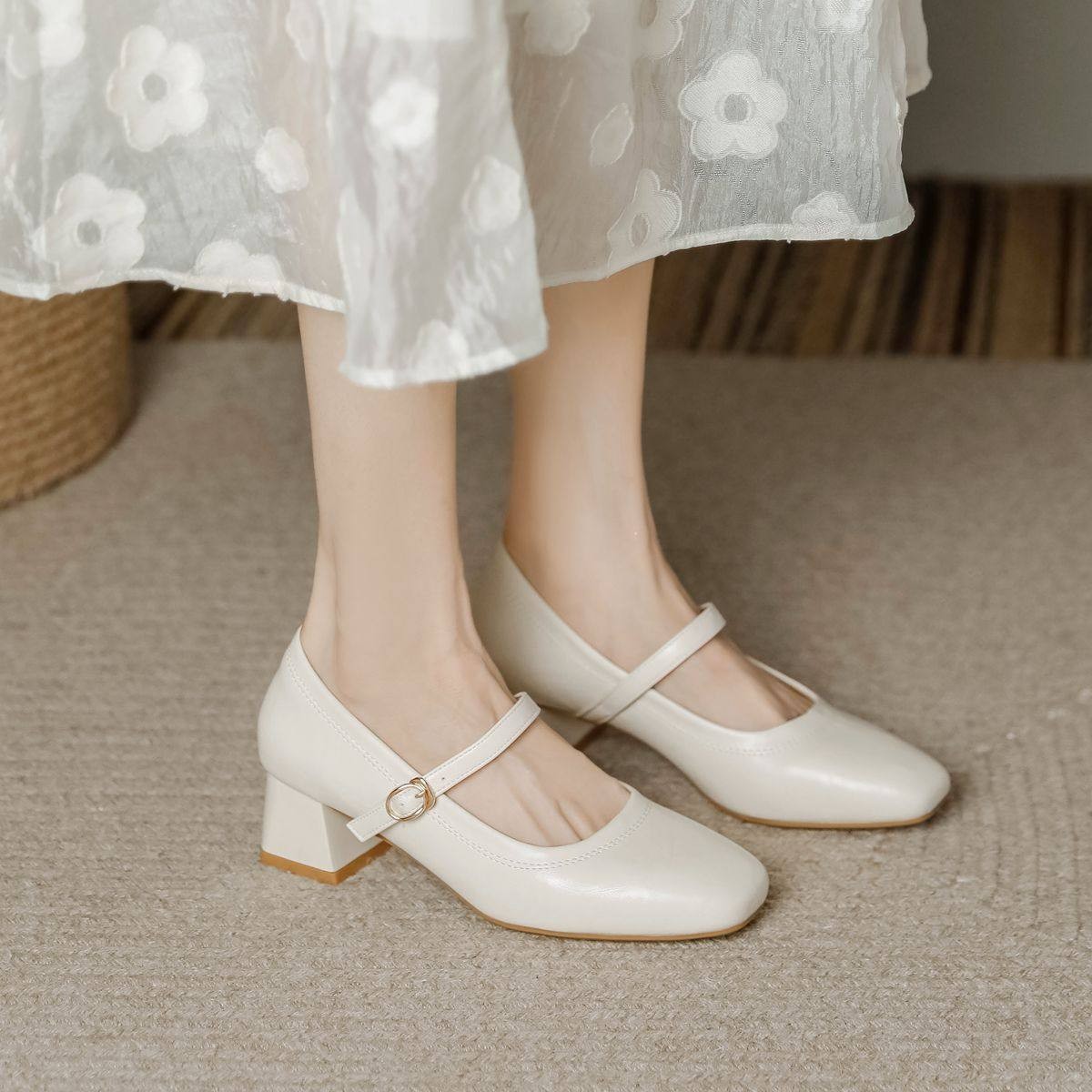 2026 primavera nuevo estilo de botón de talón medio zapatos de mujer redonda tacones gruesos temperamento viaje zapatos de cuero pequeños