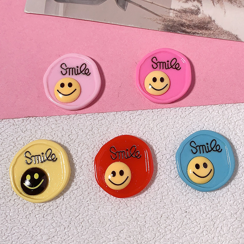 Resina sonriente creativa con cáscara de teléfono móvil agujero agujero zapatos llaveros taza de agua aislante DIY accesorios para el cabello caja de almacenamiento refrigerador