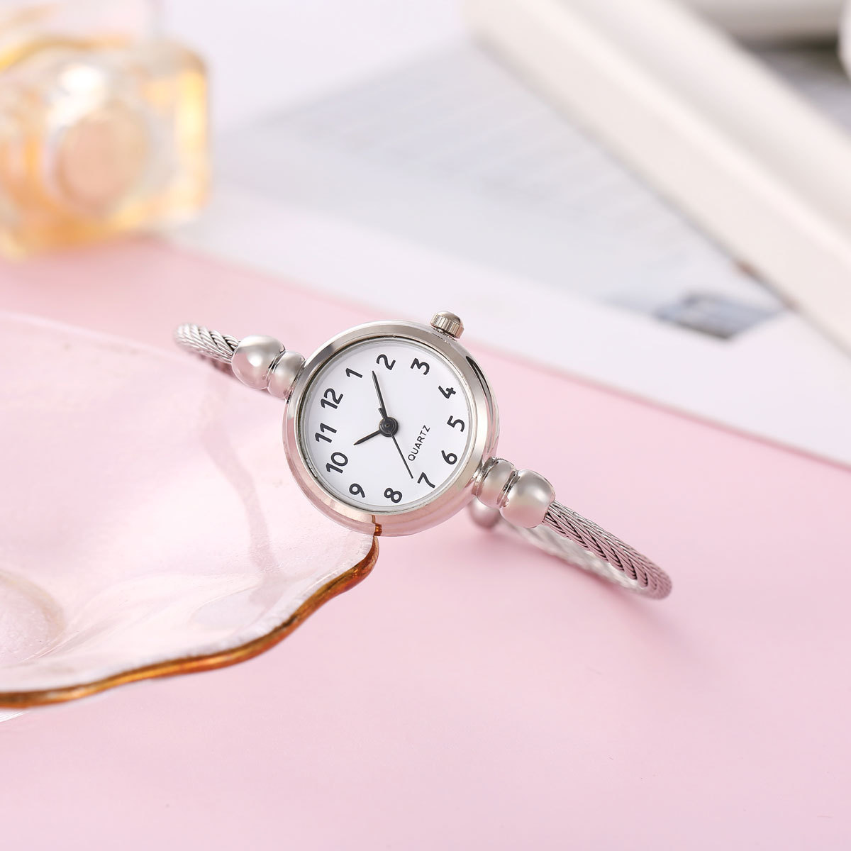 Silver belt and white plate [arabic noodles]