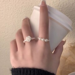 白いバラの花の真珠の指輪の女性のファッションの個性の高級感の小さい大衆のデザイン感の食指の指輪の2つのセットの指輪
