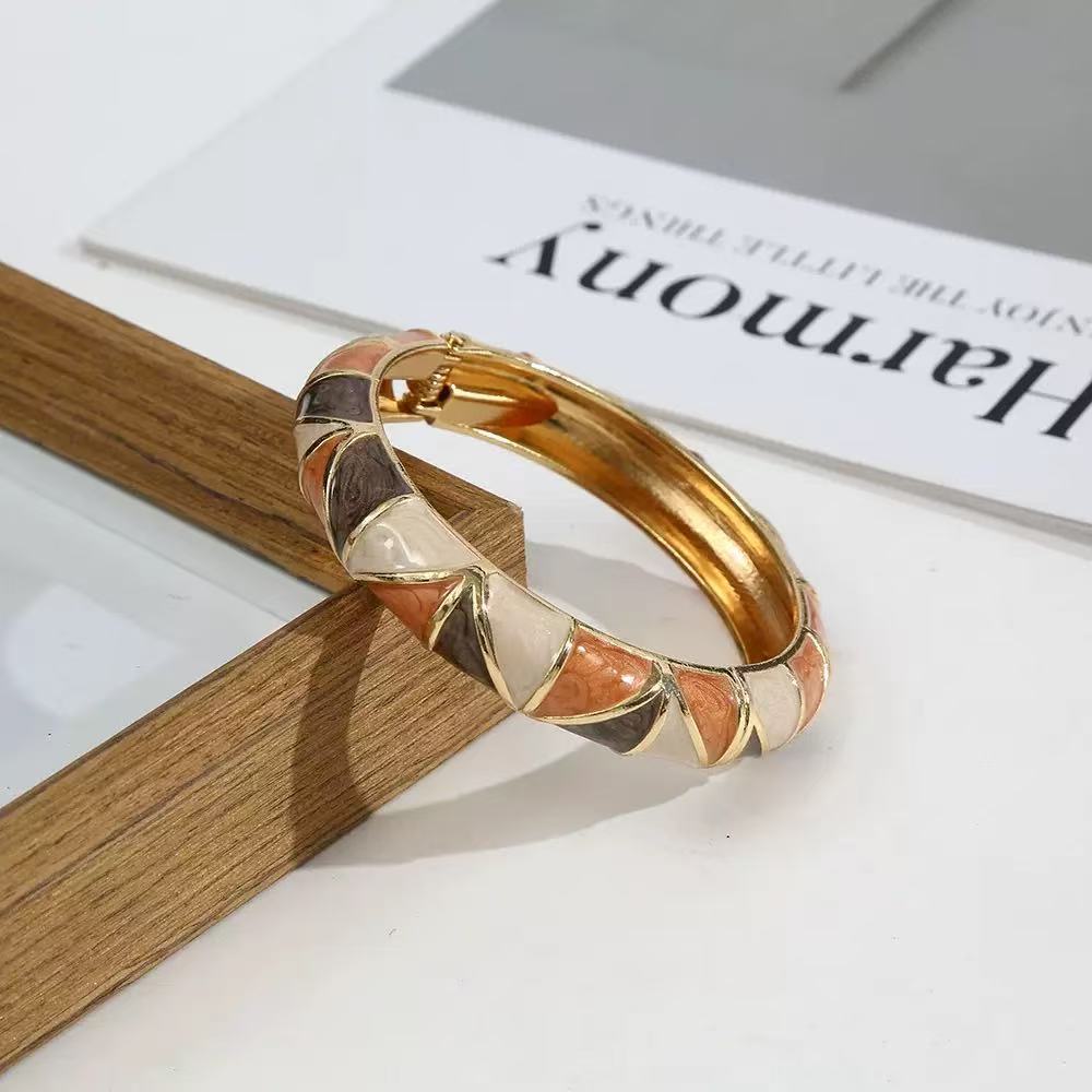 Exquisit gefertigtes kubanisches Gliederarmband aus Titanstahl für Damen. Glatt, elegant und ideal für jeden Tag. Hypoallergen, anlaufbeständig und langlebig._voghion.com