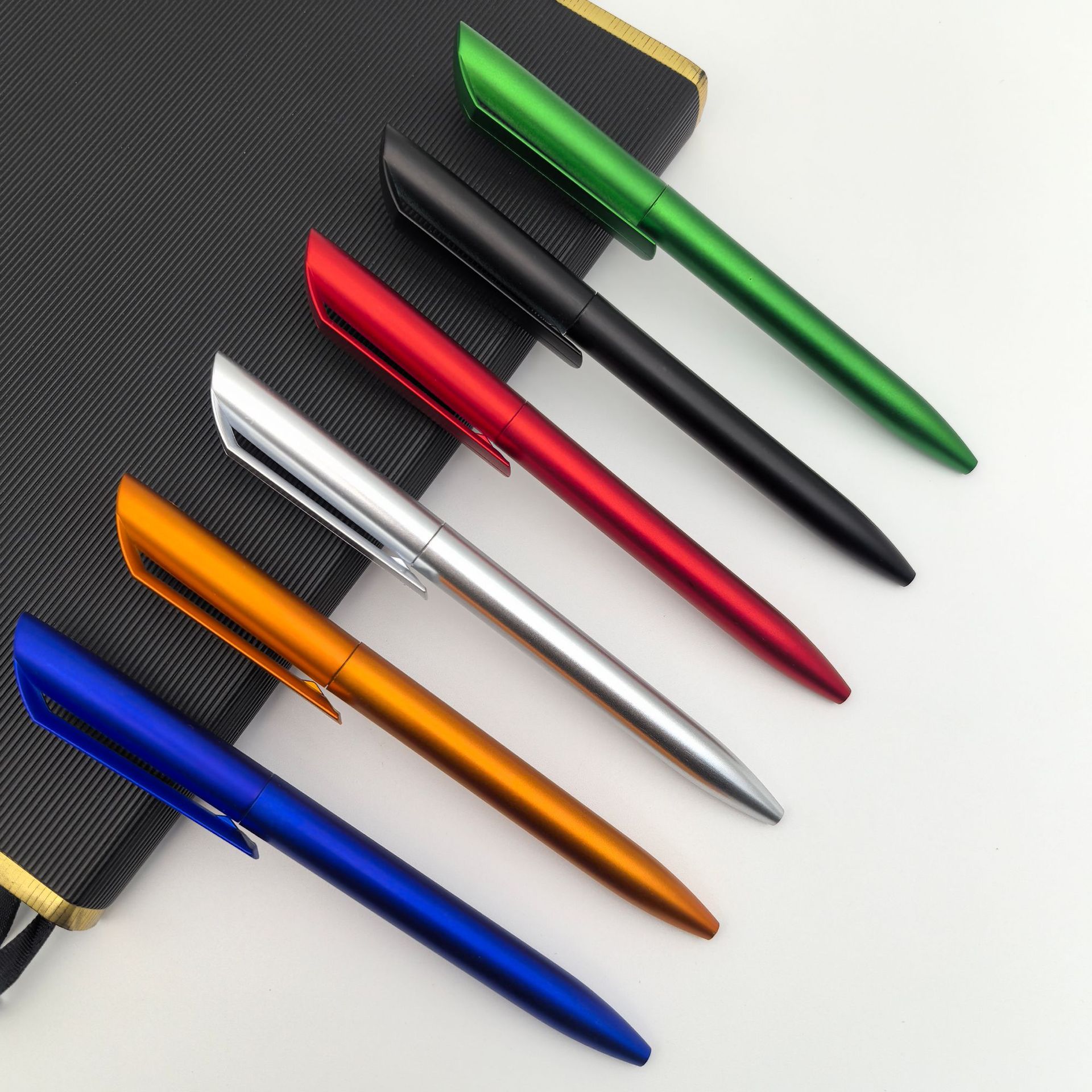 Suministro de bolígrafo de torsión de plástico de boca oblicua, pintura en aerosol, bolígrafo de regalo publicitario, bolígrafo de promoción de color, bolígrafo de logotipo de hotel publicitario