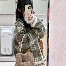 日系复古格纹设计感毛呢外套女冬季2024新款加厚羊羔毛呢子大衣潮