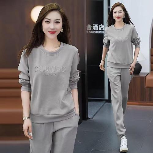 Early autumn sporty two-piece set for women: stylish travel-ready outfit featuring a crew-neck casual sweatshirt perfect for spring and fall runs.