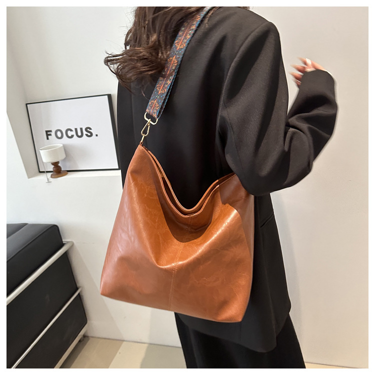 Bolso de mujer de moda bolso de cercanías 2024 nuevo bolso de hombro simple de gran capacidad retro versátil popular bolsa de mensajero
