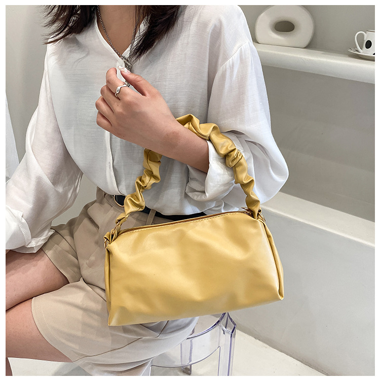 Nihaojewelry Wholesale Simple Casual Soft Leather Fold Solid Color Shoulder Bag display picture 18