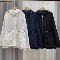 腰の中の長いスカートのトレンチコートを収めます。