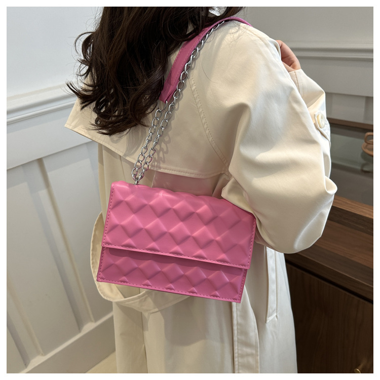 The 2024 autumn new embossed diamond-shaped single-shoulder crossbody bag with a chain design is a niche, fashionable, simple and retro small square bag undefined