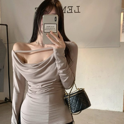 Unique off-shoulder top with a sweet yet edgy design—perfect as a chic, niche-style base layer for women, ideal for pairing with long sleeves in fall and winter.