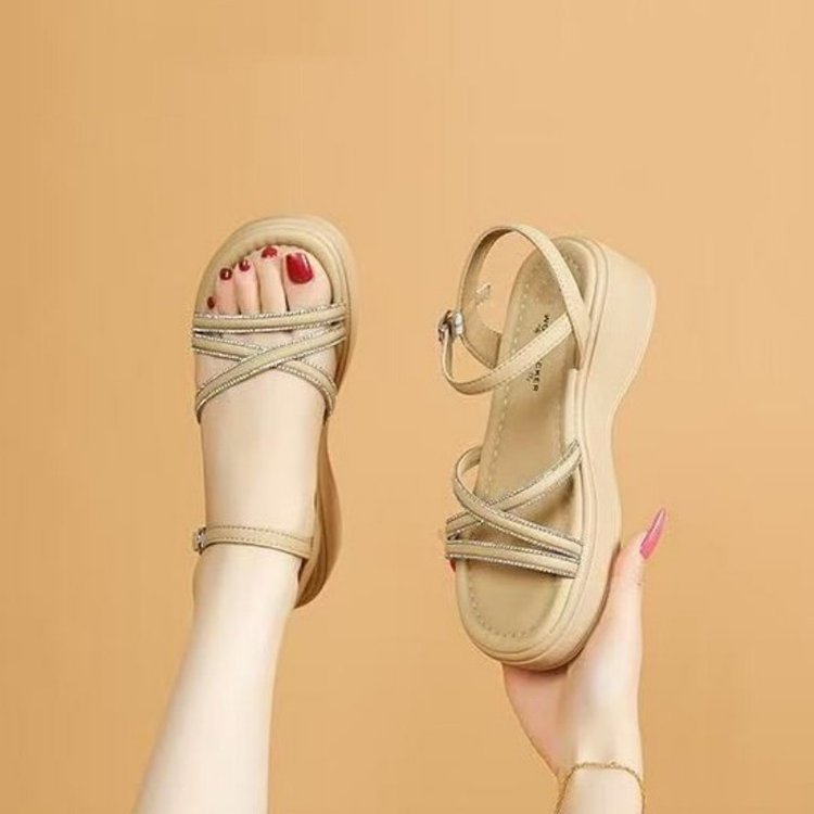 Zapatos de mujer ultraligeros con suela suave verano 2026 Roma nuevo estilo de hadas de playa con suela gruesa de moda sandalias de mujer