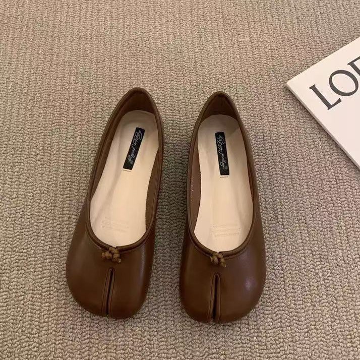 Zapatos de pie de cerdo con base plana, zapatos de mujer, primavera y otoño de 2025, zapatos de ferradura de dedo, zapatos de barco de ferradura de cerdo, zapatos rojos