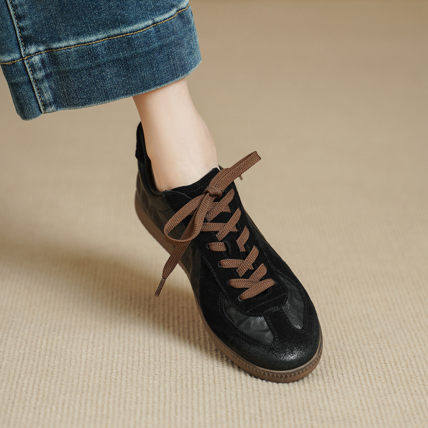 Giày lười nữ mũi vuông phong cách vintage phối da cừu và da bò buộc dây — màu nâu