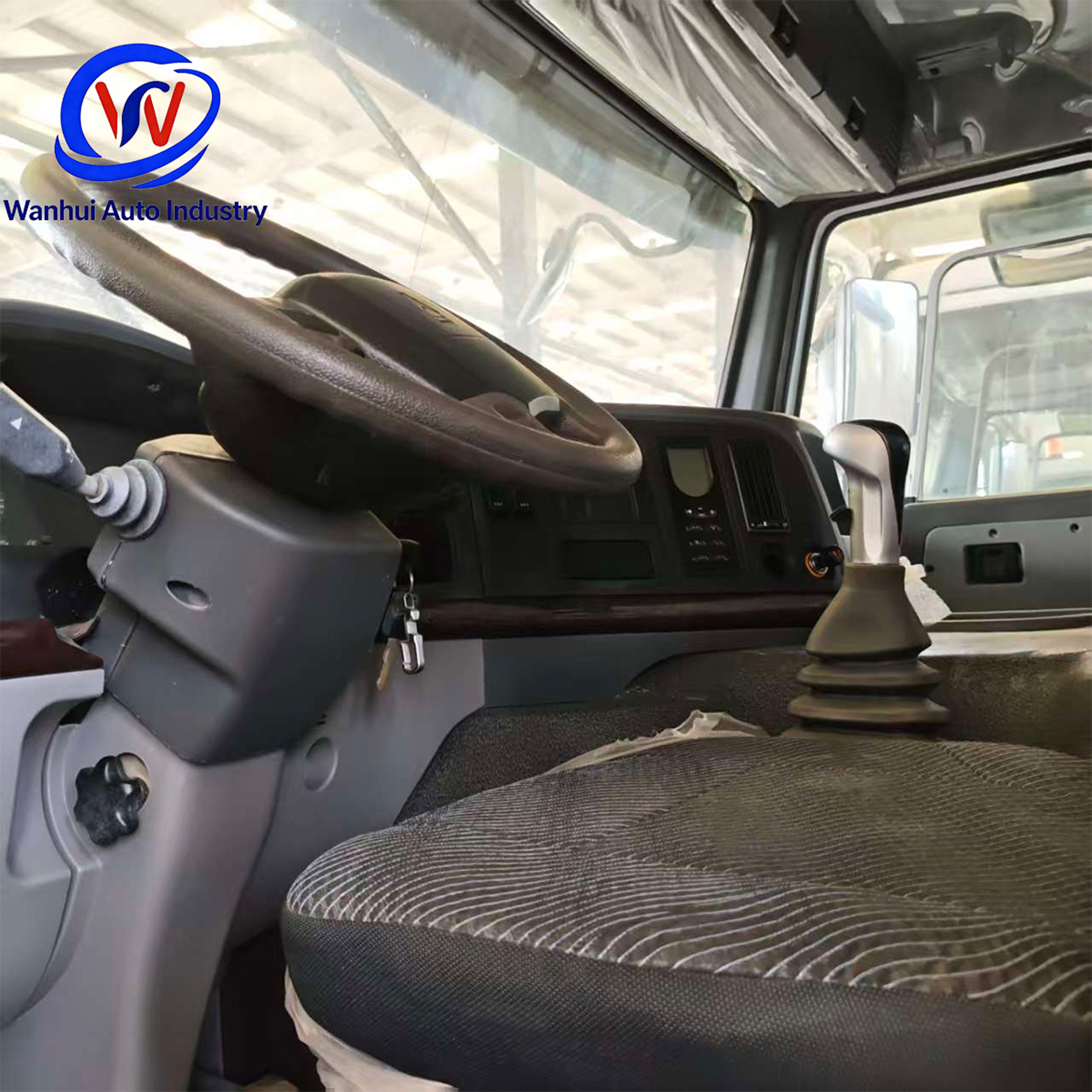 Cross-border HOWO dump truck with right and left-hand drive cabs, 371-375 horsepower long-distance logistics tractor
