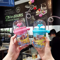 クジラはコップを噴水します。子供は水筒を飲みます。赤ちゃんは水筒を飲みます。