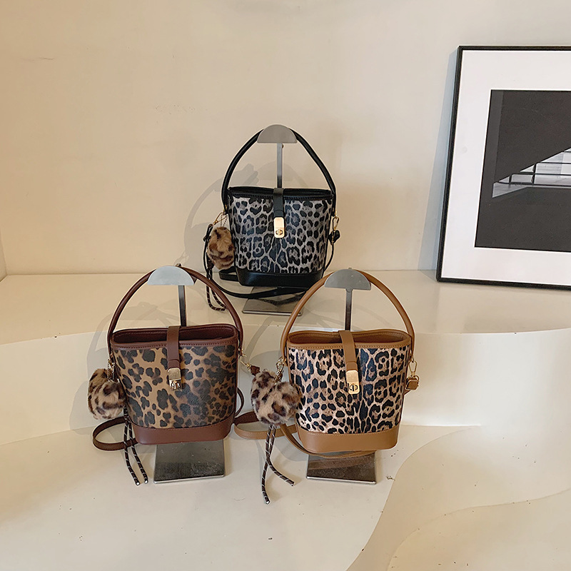 Coreano simple bolso de cubo de mano otoño / invierno 2024 nuevo empalme bolso de hombro de moda leopardo bolso de mochila