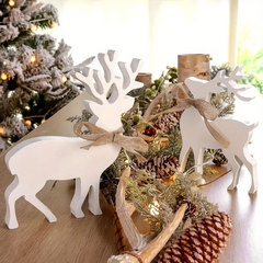 国境を越えた新しいクリスマス装飾品クリスマストナカイの形の雪板がデスクトップ工芸品クリスマスプレゼントを飾っている