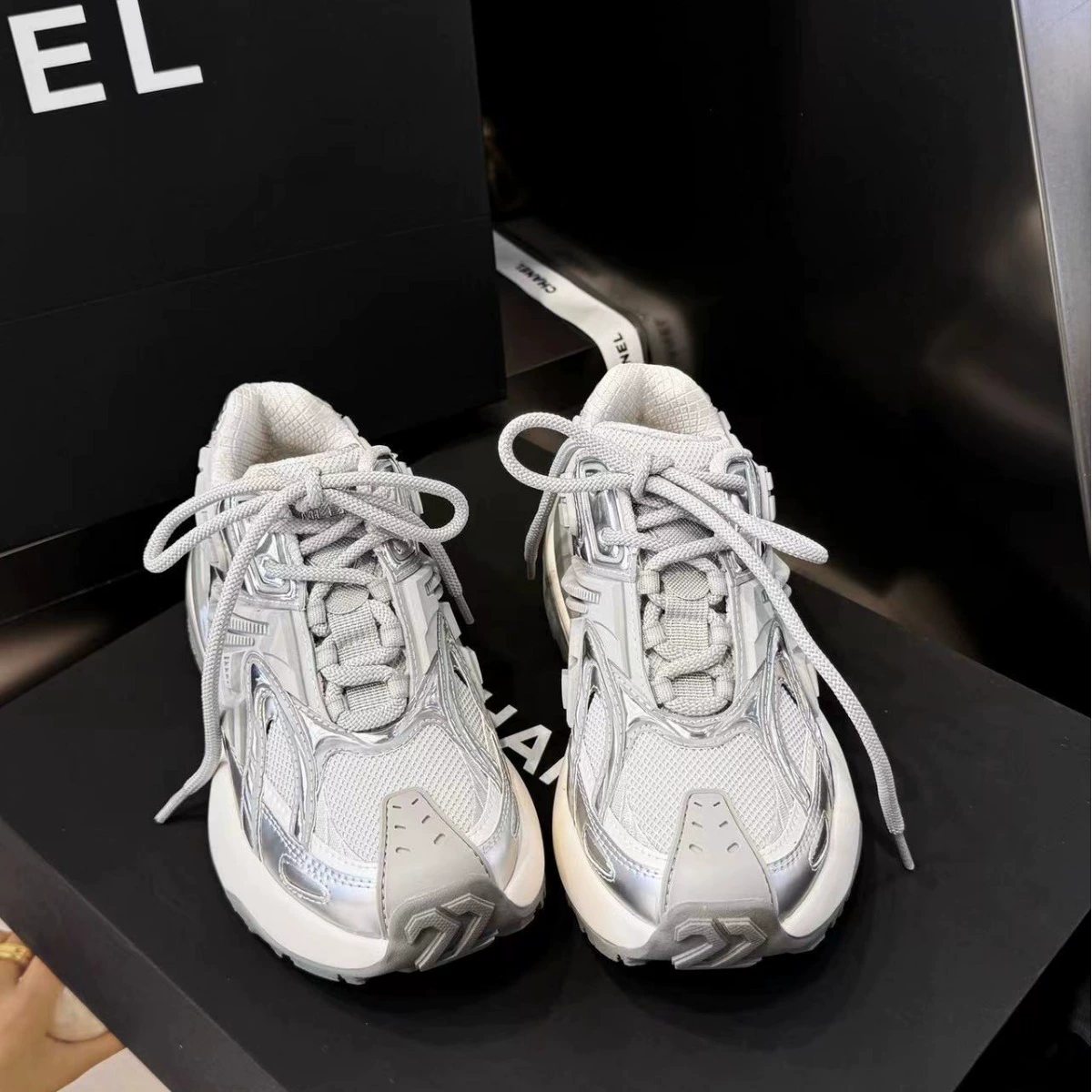 Кроссовки в стиле ретро с металлическим эффектом для женщины Celebrity Daddy Shoes с толстой подошвой 2024 Новый серебристый