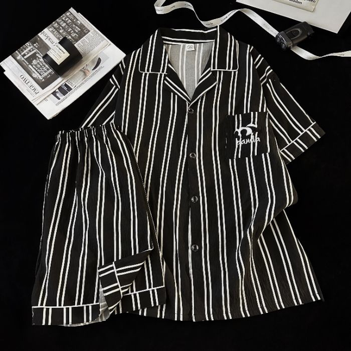 Pijamas de gasa de algodón de estilo explosivo en vivo para hombres de manga corta de verano, los estudiantes de dibujos animados casuales pueden usar trajes de servicio a domicilio