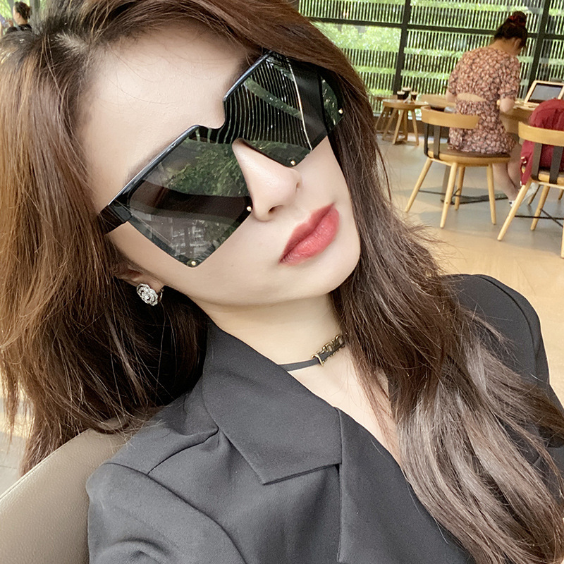 Gafas de sol personalizadas de moda de estilo coreano para mujer Online Red super grande de cuatro cuadrados Square Street shot que cubre la cara gafas de sol adelgazantes