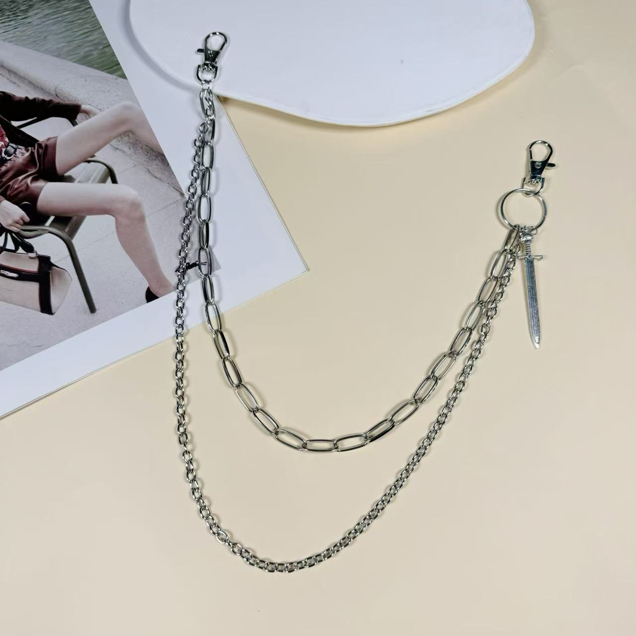 Pantaloni da uomo alla moda con doppio strato di metallo e spada, stile hip hop punk, jeans a vita sottile con catena appesa_voghion.com