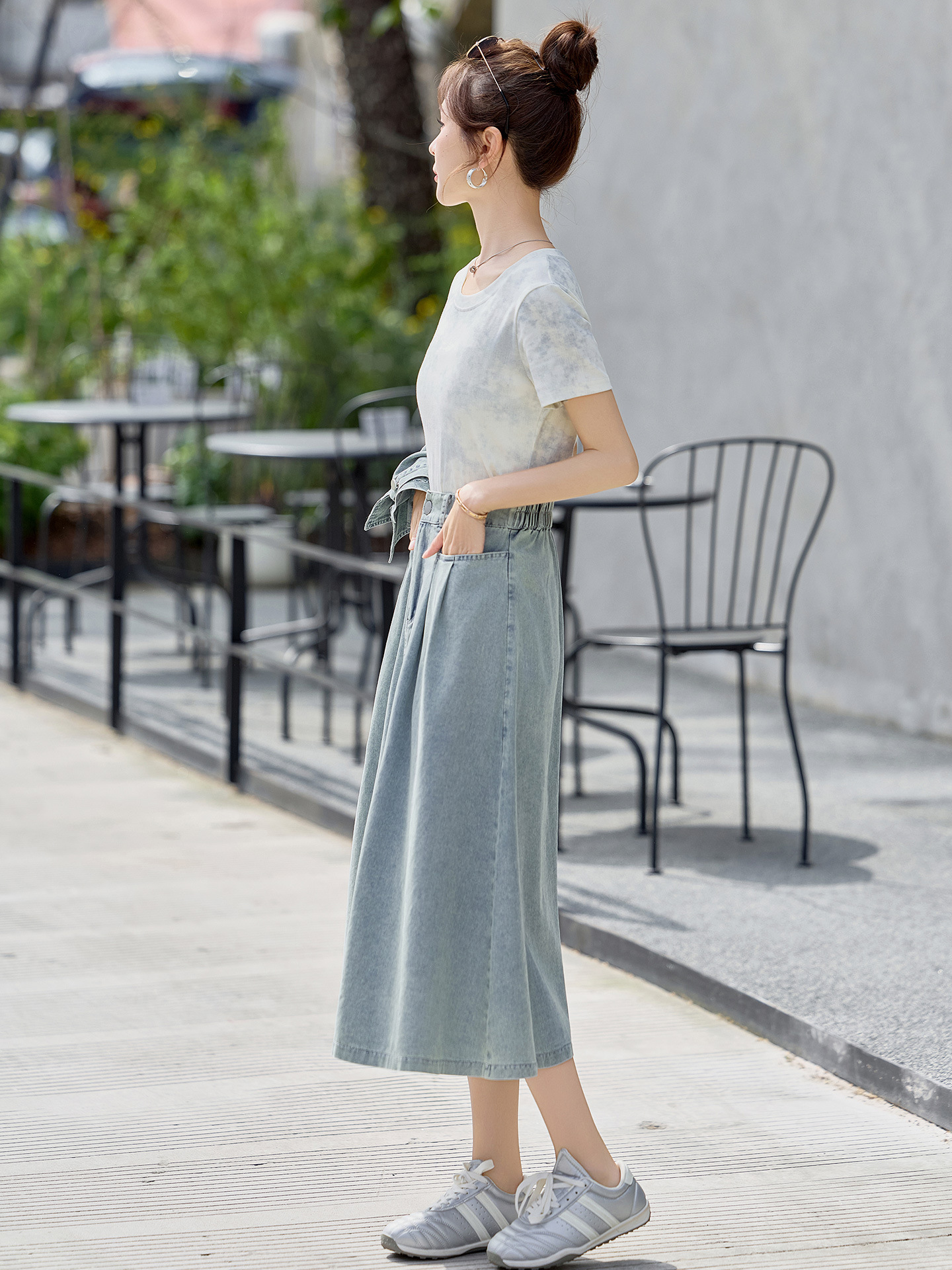 Bộ ba món thời trang nữ hè 2026: áo thun + áo khoác vest denim + chân váy midi — màu xanh nhạt, màu xanh đậm