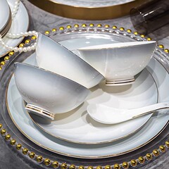 景徳鎮の高級な骨の磁器の食器のセットの軽い豪華な碗の皿のセットの家庭用の金辺の陶磁器の碗の箸の組み合わせは贈り物をします。