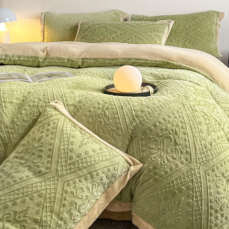 Luz de lujo tallado de leche de seda de cuatro piezas en invierno engrosado cálido coral edredón sábanas de peluche de tres piezas